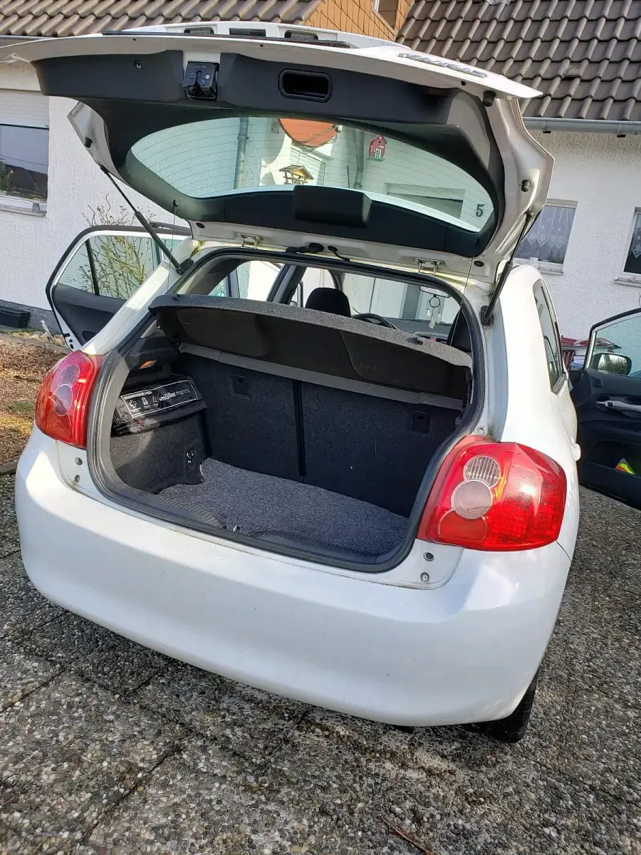 Gebraucht Toyota Auris 74 PS (54 kW) 2010 Weiß Kleinwagen