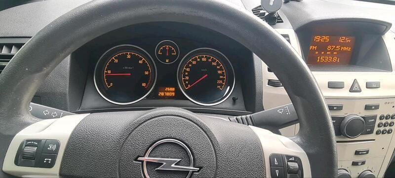Grau Gebraucht 2009 Opel Zafira Van / Kleinbus | 2.000 € (Fairer Preis) - Bild 1/4