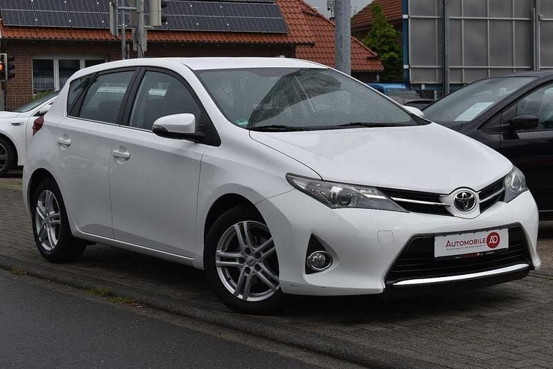 Weiß Gebraucht 2013 Toyota Auris Life Limousine | 7.990 € (Guter Preis) - Bild 1/3
