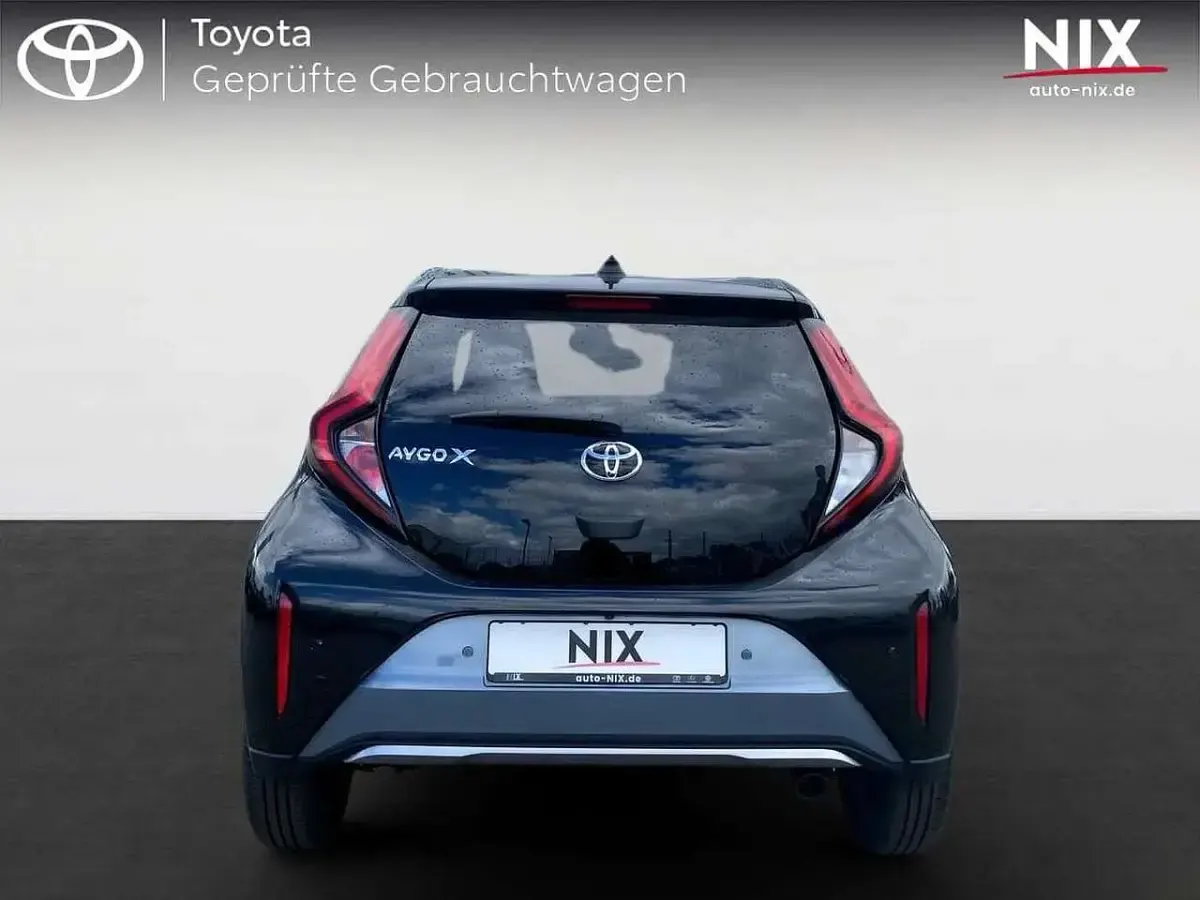 Gebraucht Toyota Aygo X X-plore 72 PS (52 kW) 2023 Celestite grey metallic / night sky black SUV