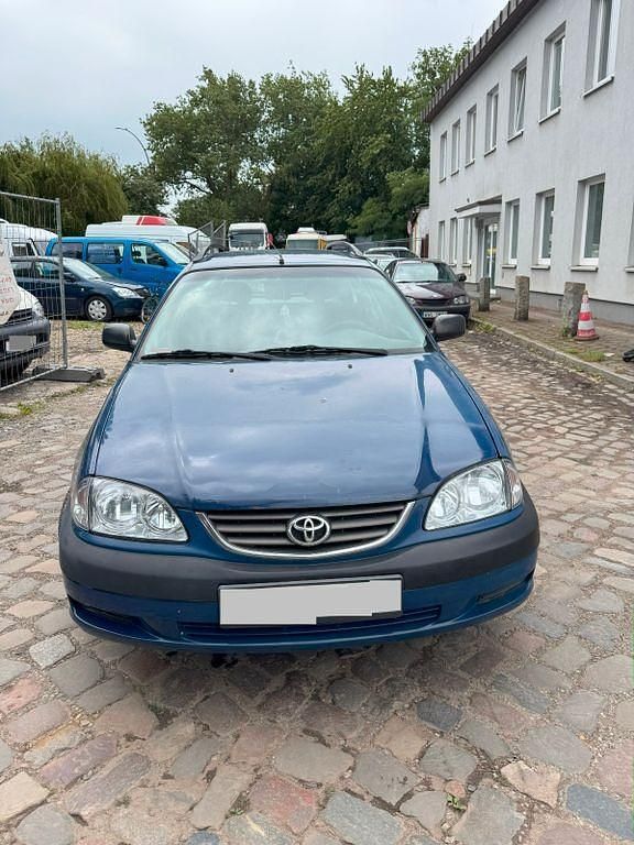 Weiß Gebraucht 2001 Toyota Avensis Limousine | 1.450 € - Bild 1/4