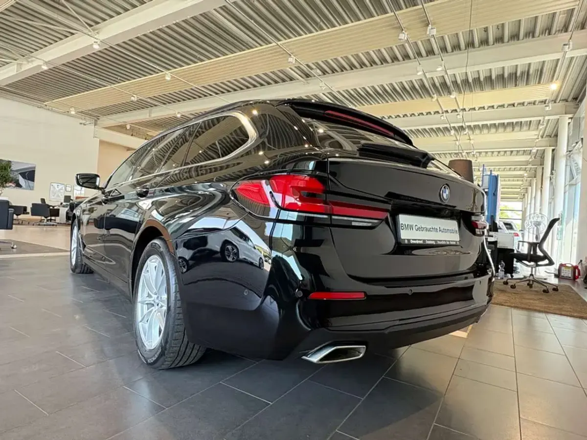 Gebraucht BMW 520 190 PS (139 kW) 2023 Black 2 Limousine