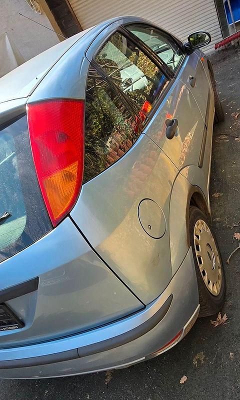 Gebraucht Ford Focus Ghia 116 PS (85 kW) 2004 Blau Limousine