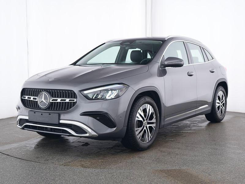 Metalliclack mountaingrau Gebraucht 2024 Mercedes GLA180 Advanced SUV | 35.870 € (Fairer Preis) - Bild 1/4