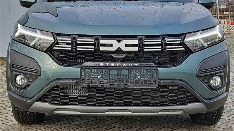 Gebraucht Dacia Sandero Expression 91 PS (66 kW) 2024 Grün / zedregrün Kleinwagen