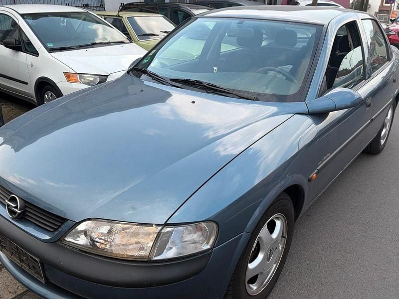 Gebraucht Opel Vectra 101 PS (74 kW) 1998 Silber Limousine