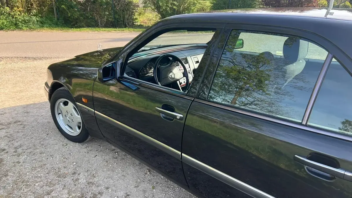 Gebraucht Mercedes C180 122 PS (89 kW) 1994 Schwarz Limousine