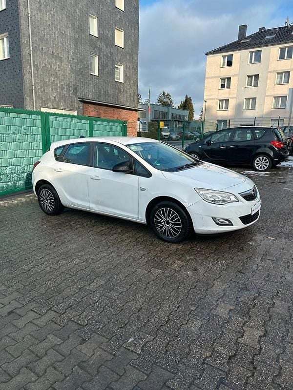 Gebraucht Opel Astra 87 PS (63 kW) 2011 Weiß Kleinwagen