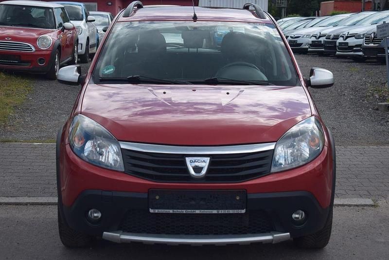 Rot Gebraucht 2012 Dacia Sandero Stepway SUV | 4.699 € (Fairer Preis) - Bild 1/4