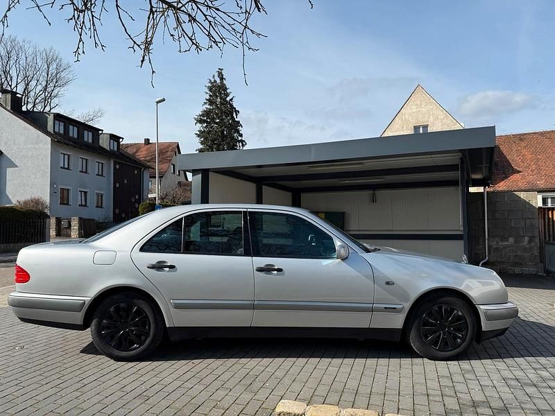Gebraucht Mercedes E240 170 PS (125 kW) 1998 Silber Limousine