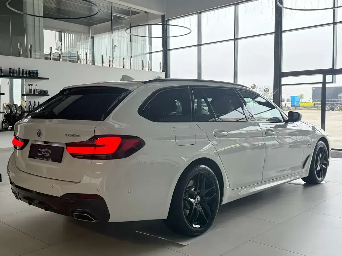 Gebraucht BMW 530e M Sport 184 PS (135 kW) 2023 Alpinweiss iii Kombi