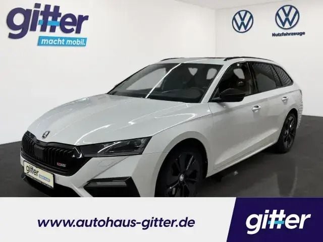 Moonweiss metallic Gebraucht 2021 Skoda Octavia RS Kombi | 31.369 € (Fairer Preis) - Bild 1/4