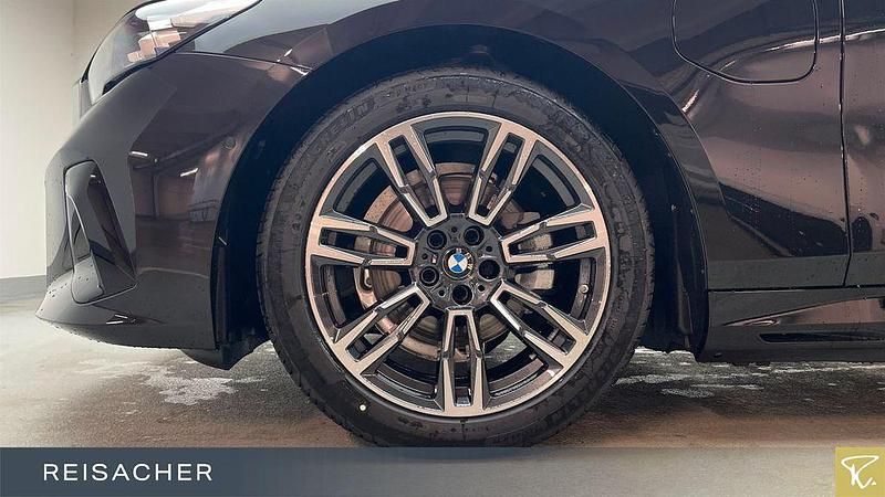 Neu BMW 530e M Sport 299 PS (219 kW) 2026 Saphirschwarz metallic Kombi