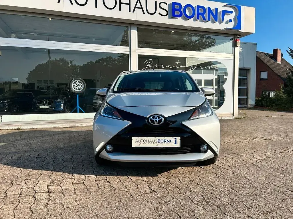 Gebraucht Toyota Aygo X-play 69 PS (50 kW) 2015 Silber Kleinwagen