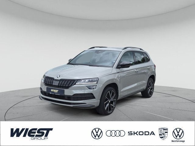 Stahlgrau Gebraucht 2021 Skoda Karoq SportLine SUV | 25.880 € (Etwas zu teuer) - Bild 1/4