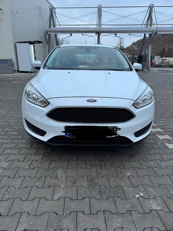 Weiß Gebraucht 2017 Ford Focus Trend Limousine | 6.299 € (Guter Preis) - Bild 1/4