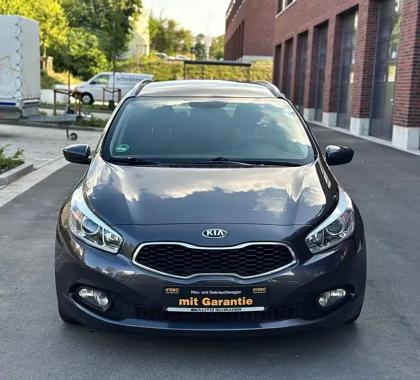 Gebraucht Kia Ceed Sportswagon Edition 7 99 PS (72 kW) 2012 Grau Kombi