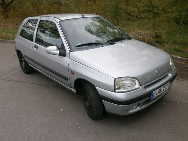 Gebraucht Renault Clio 75 PS (55 kW) 1997 Silber metallic Kleinwagen