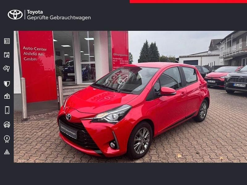 Vulcanorot Gebraucht 2017 Toyota Yaris Plus Limousine | 12.880 € (Fairer Preis) - Bild 1/4