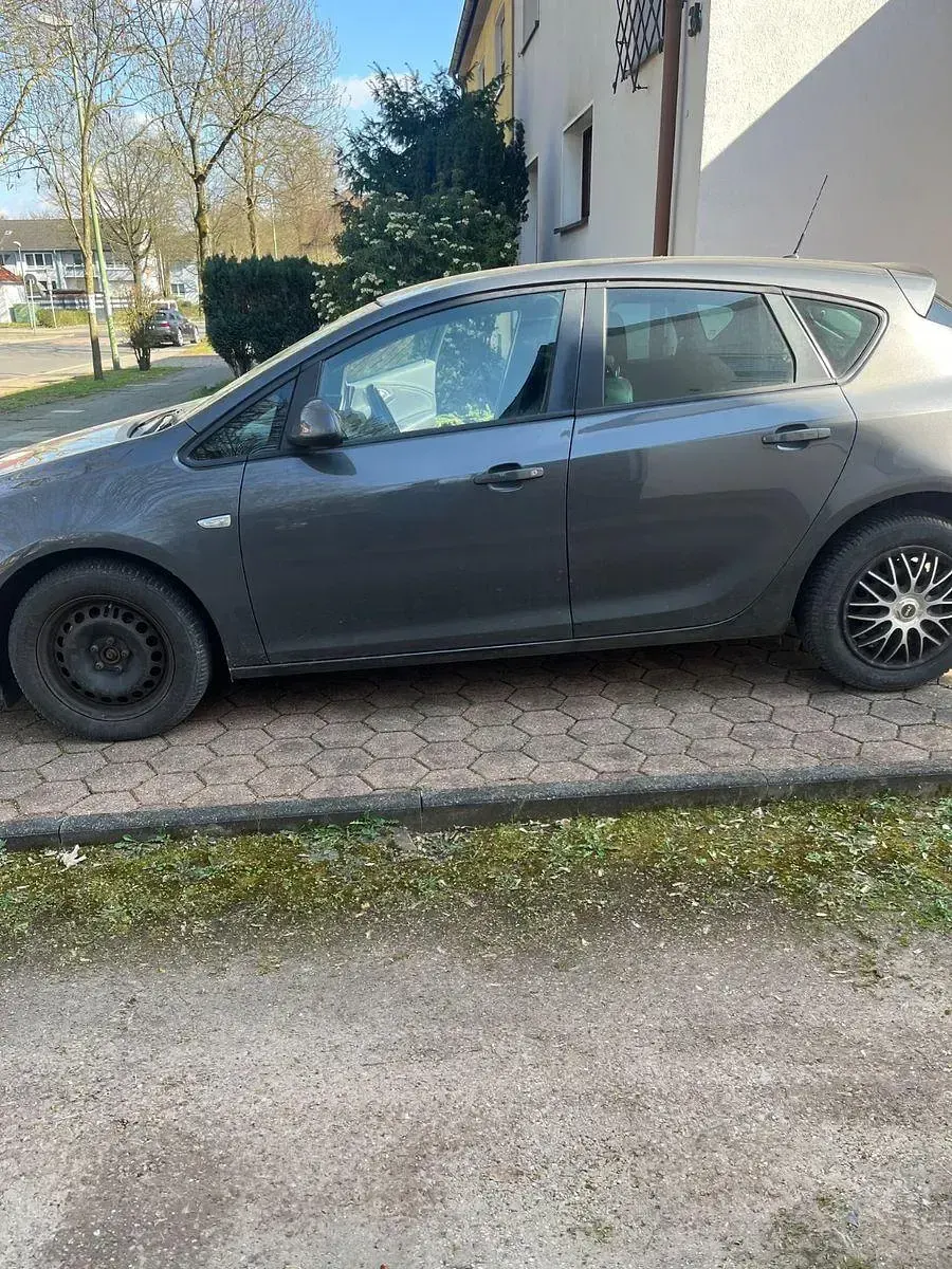 Gebraucht Opel Astra 122 PS (89 kW) 2012 Grau Limousine