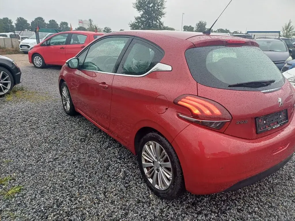Gebraucht Peugeot 208 Allure 110 PS (80 kW) 2017 Rot Kleinwagen