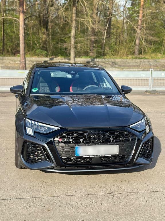 Grau Gebraucht 2023 Audi RS3 Ambiente Limousine | 55.990 € (Guter Preis) - Bild 1/4
