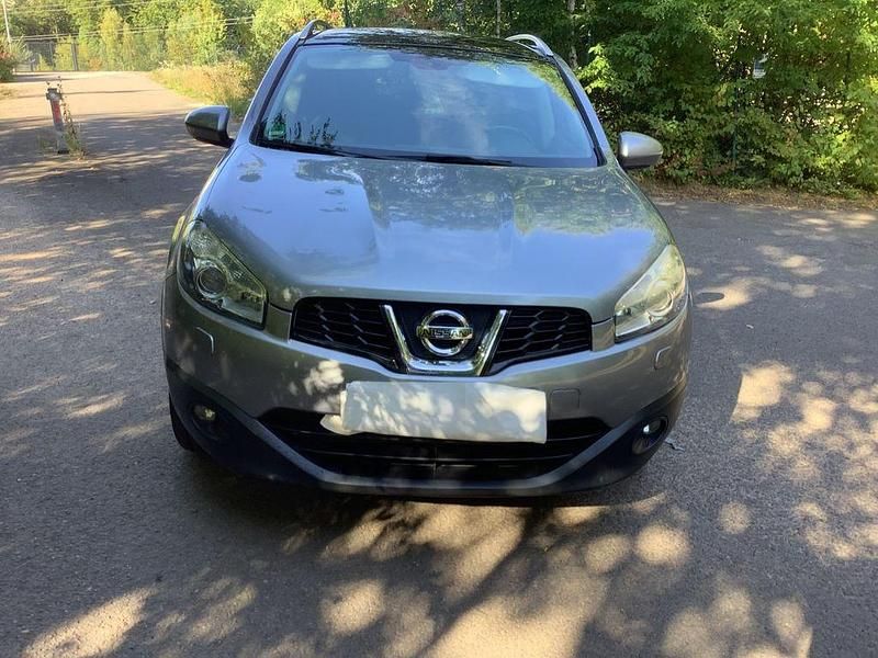 Grau Gebraucht 2010 Nissan Qashqai Tekna SUV | 5.700 € (Fairer Preis) - Bild 1/4