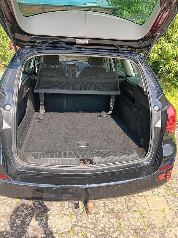 Second-hand Opel Astra 110 CP (80 kW) 2011 Negru Break