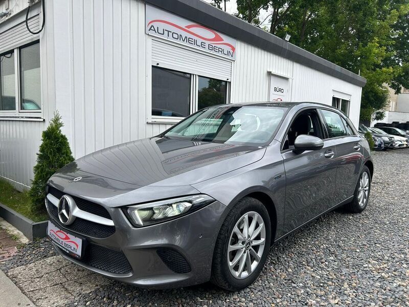 Grau Gebraucht 2020 Mercedes A250 Limousine | 17.900 € (Guter Preis) - Bild 1/4