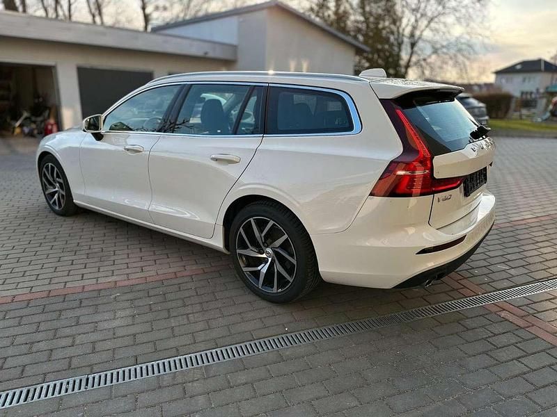Gebraucht Volvo V60 Momentum 190 PS (139 kW) 2020 Weiß Kombi