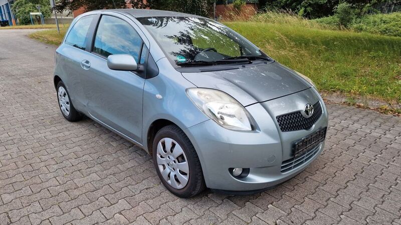 Grau Gebraucht 2009 Toyota Yaris Cool Limousine | 2.900 € (Guter Preis) - Bild 1/4