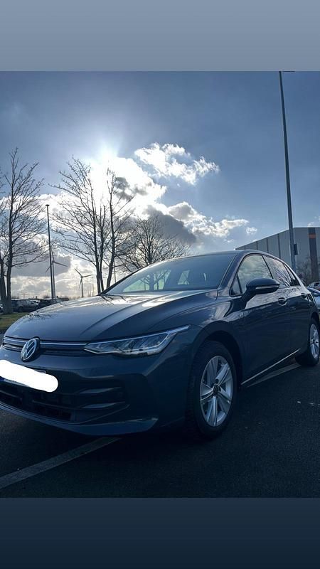 Gebraucht VW Golf VIII Life 150 PS (110 kW) 2024 Grau Limousine