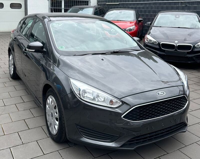 Grau Gebraucht 2015 Ford Focus Ambiente Limousine | 8.200 € (Guter Preis) - Bild 1/4