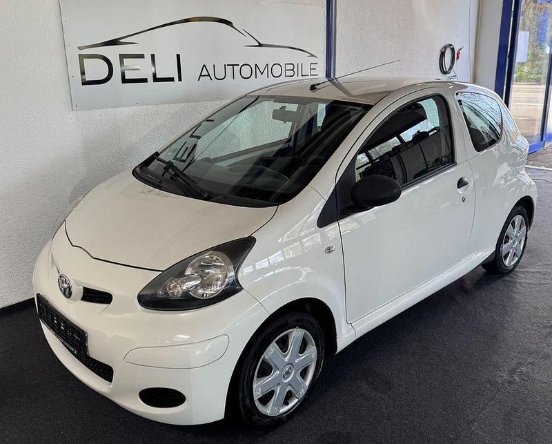 Gebraucht Toyota Aygo Basis 68 PS (50 kW) 2011 Weiß Kleinwagen