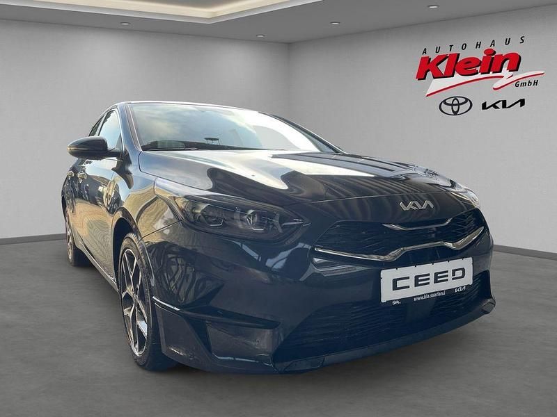 Schwarz Neu 2025 Kia Ceed 4 Limousine | 28.590 € (Teuer) - Bild 1/4