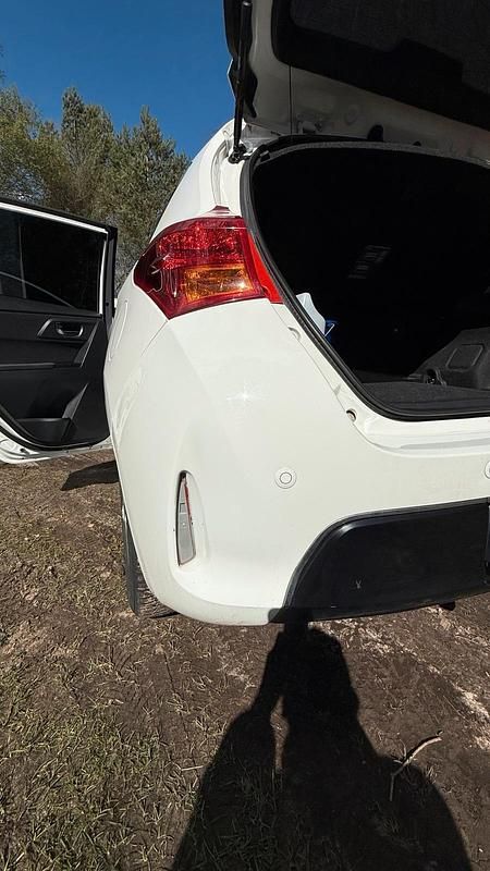 Gebraucht Toyota Auris 96 PS (70 kW) 2014 Weiß Limousine