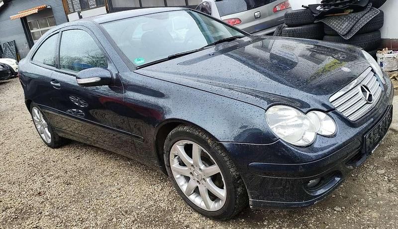 Gebraucht Mercedes C180 143 PS (105 kW) 2006 Dunkel blau Coupé