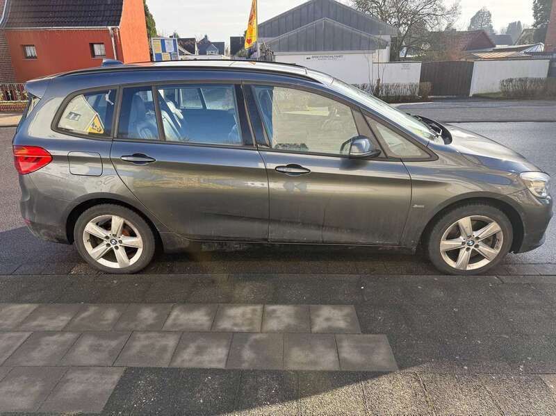 Grau Gebraucht 2017 BMW 220 Gran Tourer Sport Line Van / Kleinbus | 19.999 € (Teuer) - Bild 1/4