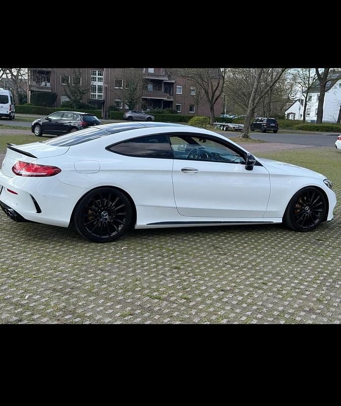 Weiß Gebraucht 2016 Mercedes C200 AMG Coupé | 24.000 € (Teuer) - Bild 1/4
