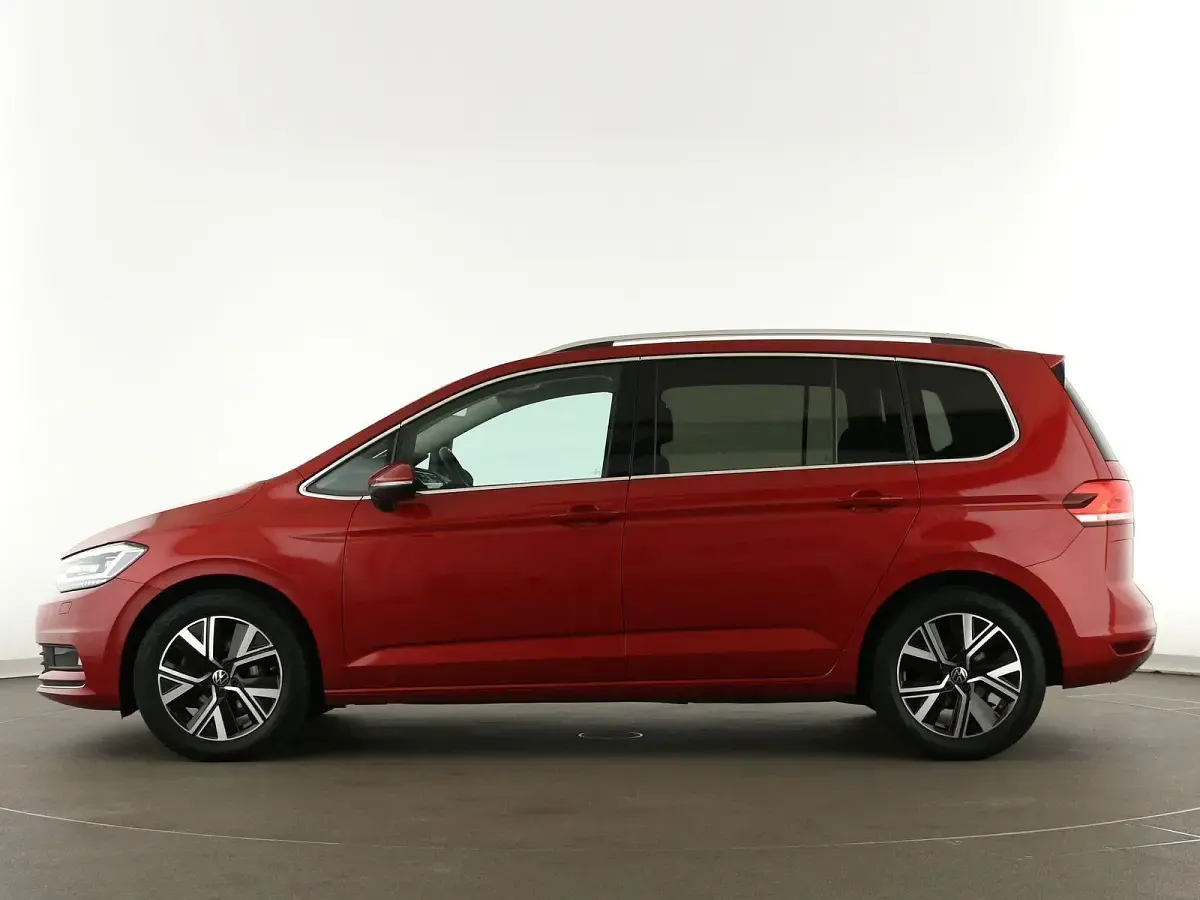 Gebraucht VW Touran Highline 150 PS (110 kW) 2022 Rot Van / Kleinbus
