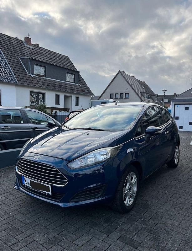 Gebraucht Ford Fiesta 60 PS (44 kW) 2014 Blau Kleinwagen