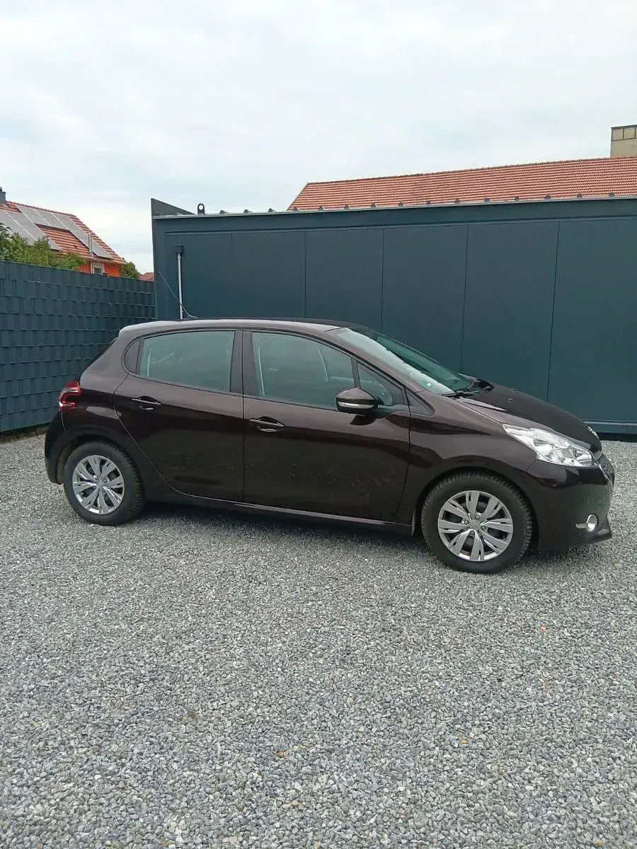 Gebraucht Peugeot 208 Active 95 PS (69 kW) 2012 Braun Kleinwagen