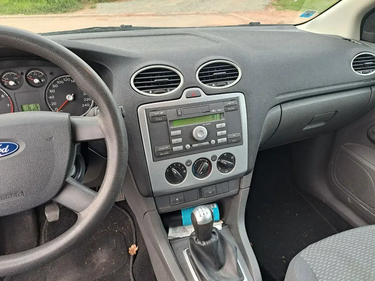 Usado Ford Focus Trend 101 CV (74 kW) 2005 Gris Berlina