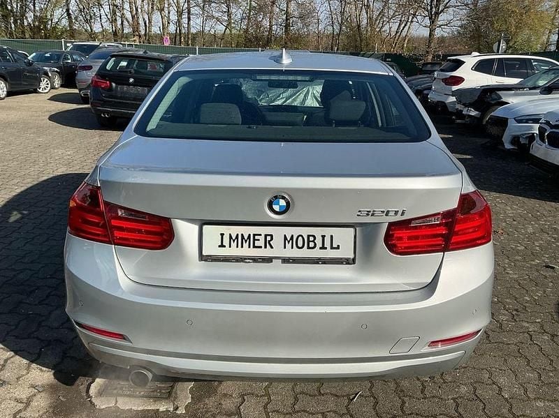 Gebraucht BMW 320 184 PS (135 kW) 2012 Silber Limousine