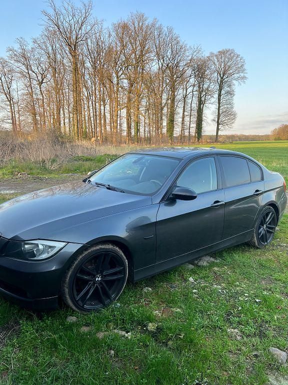 Gebraucht BMW 320 150 PS (110 kW) 2007 Grau Limousine