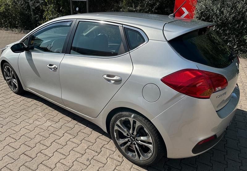 Gebraucht Kia Ceed 135 PS (99 kW) 2013 Grau Kleinwagen