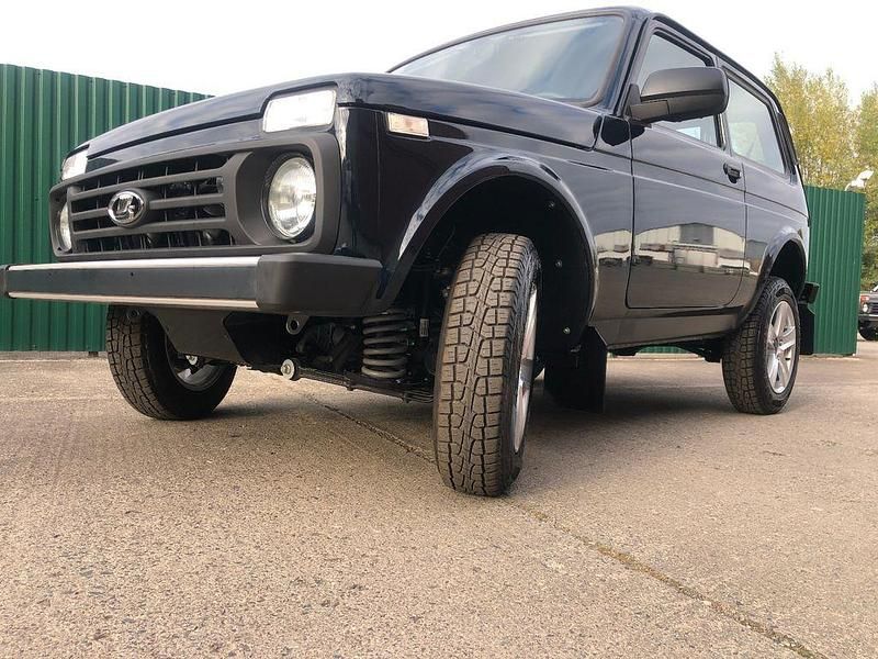 Dunkelgrün Neu 2025 Lada niva SUV | 22.990 € - Bild 1/4