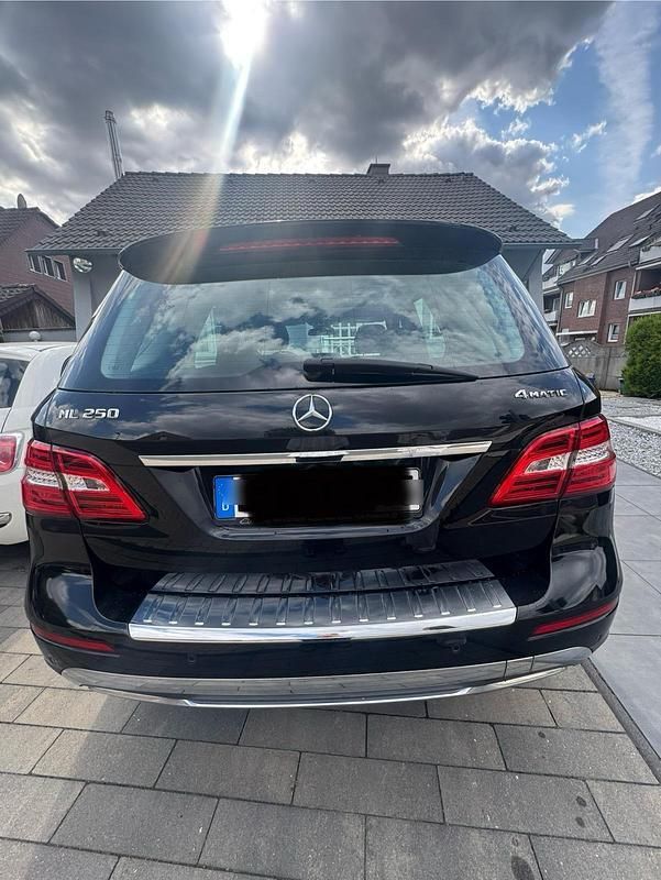 Schwarz Gebraucht 2013 Mercedes ML250 SUV | 18.900 € (Fairer Preis) - Bild 1/4