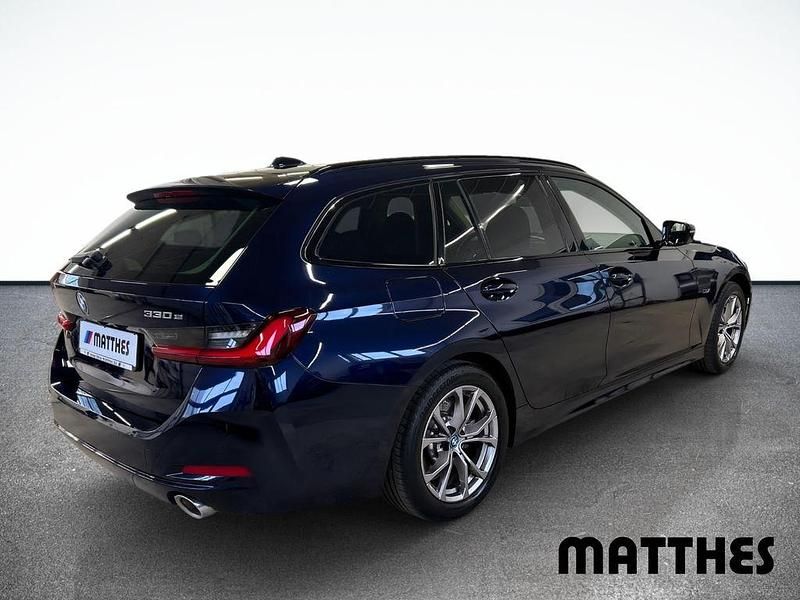 Gebraucht BMW 330e Shadowline 184 PS (135 kW) 2022 Blau Kombi