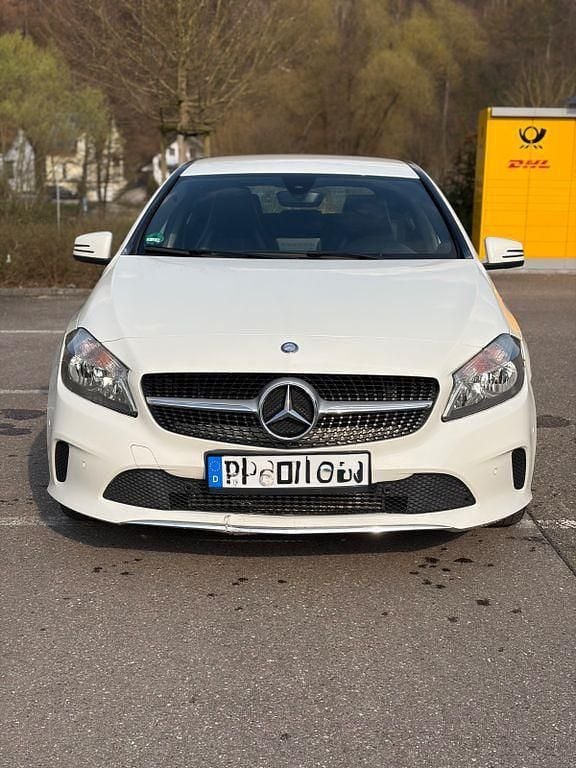 Gebraucht Mercedes A180 109 PS (80 kW) 2016 Weiß Limousine